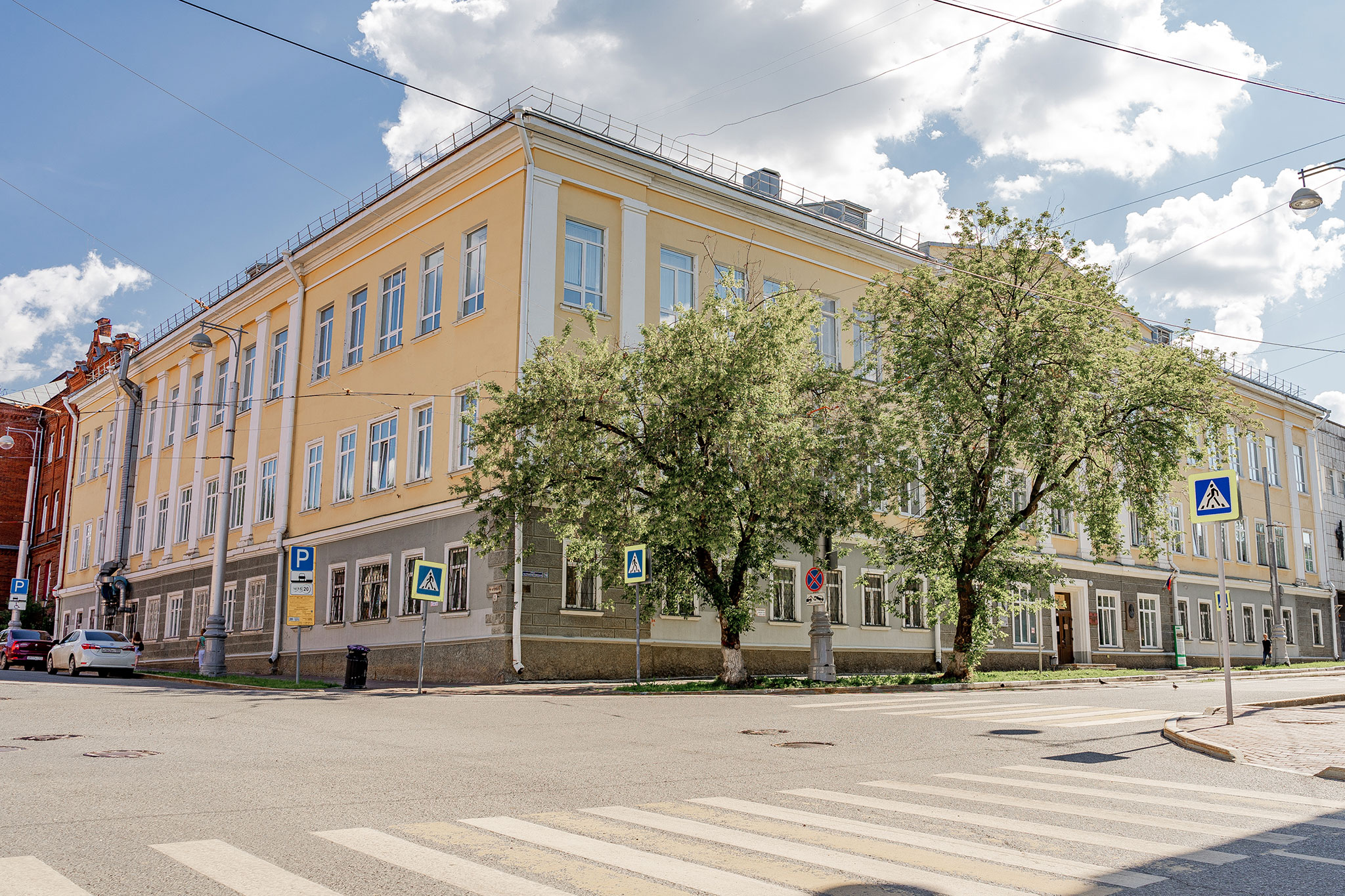 Старый корпус женского епархиального училища, Петропавловская, 18 / Максима Горького, 13, Пермь